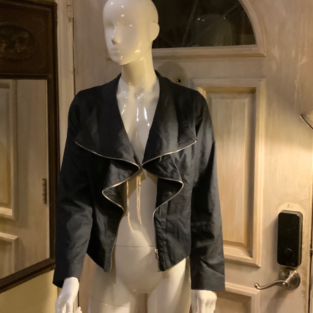 Chic Black Women's Blazer with Open Front Design